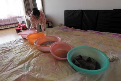 保德楼上漏水，住户失联，小区没物管，业主维权难！律师来支招……